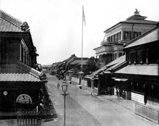 Uma rua de Tóquio, no Japão, fotografia de John Lawson Stoddard (1850-1931), viajante e conferencista, publicação educativa para Chicago