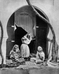 Grupo de mulheres mouras, Argélia, c.1890, fotografia de John Lawson Stoddard (1850-1931), viajante e conferencista, publicação educativa para Chicago
