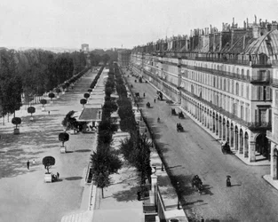 Rue de Rivoli em Paris, à esquerda o jardim das Tulherias, ao fundo o Arco do Triunfo, cerca de 1900