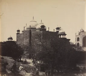 Taj Mahal, vista traseira da casa de repouso, com figura, c. 1858-1862.