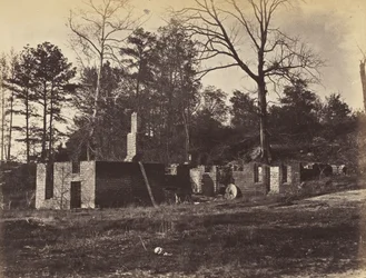 Ruins on Gaines Mill, Virgínia., Abril de 1865 (impressão de albumina montada em papel de capa)