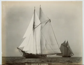 Os iates-escuna RESOLUTE +
REPUBLIC, provavelmente da década de 1890 (Impressão albuminada)
