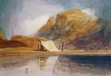 Um lago montanhoso com uma barraca lançada na costa
