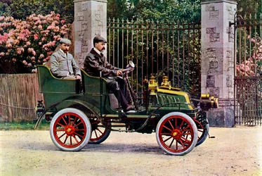 Dois cavalheiros eduardianos sentados em um automóvel, 1902-1903