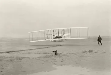 O Wright Flyer I faz o seu primeiro voo de 120 pés em 12 segundos, em Kitty Hawk, Carolina do Norte
