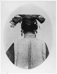Vista traseira do penteado da matrona Manchu casada, c.1867-72