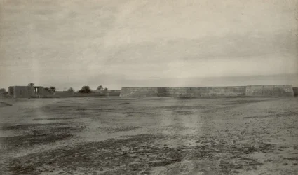 Forte, presumivelmente o Forte Mosselstein do VOC em Band-e Charak perto de Bandar-e Lengeh no Irão