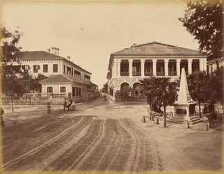 Edifício da Siemssen and Co. e monumento ao Exército Sempre Vitorioso, Xangai