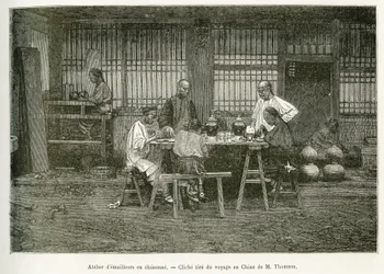 Os artesãos de uma oficina de cloisonne em Pekin. Gravura após uma fotografia de M.Thomson para ilustrar a viagem a Pequim e ao norte da China, de T.Chutze, em 1873, publicada em "Le tour du monde ", 1876, editada por Edouard Charton, edição Hachette, Pa