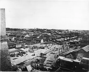 Vista da rua central no bairro chinês de Pequim, c.1870