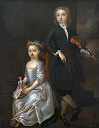 Um garoto segurando um violino e uma garota segurando uma boneca