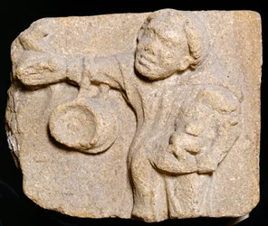Pedra esculpida representando um monge carregando itens, Muchelney Abbey, Somerset, c2010