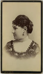 Sra. William Astor (impressão em sépia)