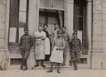 Álbum "Meine weltkriegs - Erinnerungen South-West Front (Caríntia, Itália, Tirol do Sul) (My world war - memories of the South-Western Front in Carinthia, Italy, Trentino-Alto Adige) 31/03/1915-12/11/1918 - Josef Zohles Wien ": retrato de grupo em frente a