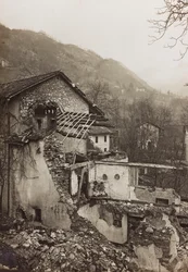 Álbum "Meine weltkriegs - Erinnerungen South-West Front (Caríntia, Itália, Tirol do Sul) (My world war - memories of the South-Western Front in Carinthia, Italy, Trentino-Alto Adige) 31/03/1915-12/11/1918 - Josef Zohles Wien ": escombros de uma casa (foto 
