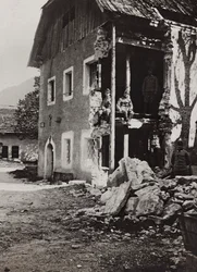 Álbum "Meine weltkriegs - Erinnerungen South-West Front (Carinthia, Itália, Tirol do Sul) (My world war - memories of the South-Western Front in Carinthia, Italy, Trentino-Alto Adige) 31/03/1915-12/11/1918 - Josef Zohles Wien ": escombros em Valbruna (p/b 