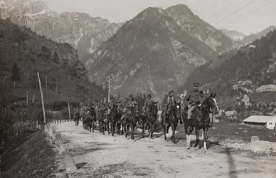 Álbum "Meine weltkriegs - Erinnerungen South-West Front (Caríntia, Itália, Tirol do Sul) (My world war - memories of the South-Western Front in Carinthia, Italy, Trentino-Alto Adige) 31/03/1915-12/11/1918 - Josef Zohles Wien ": soldados da cavalaria (b/