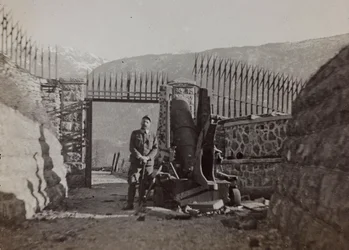 Álbum "Meine weltkriegs - Erinnerungen South-West Front (Caríntia, Itália, Tirol do Sul) (My world war - memories of the South-Western Front in Carinthia, Italy, Trentino-Alto Adige) 31/03/1915-12/11/1918 - Josef Zohles Wien ": soldado dentro de uma fortal