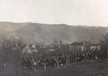 Álbum "Meine weltkriegs - Erinnerungen South-West Front (Caríntia, Itália, Tirol do Sul) (A minha guerra mundial - memórias da Frente Sudoeste na Caríntia, Itália, Trentino-Alto Adige) 31/03/1915-12/11/1918 - Josef Zohles Wien ": prisioneiros (foto a p/b)