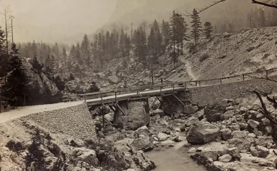 Álbum "Meine weltkriegs - Erinnerungen South-West Front (Carinthia, Italien, South Tyrol) (A minha guerra mundial - memórias da Frente Sudoeste na Carinthia, Itália, Trentino-Alto Adige) 31/03/1915-12/11/1918 - Josef Zohles Wien ": ponte militar sobre o ri