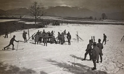 Álbum "Meine weltkriegs - Erinnerungen South-West Front (Caríntia, Itália, Tirol do Sul) (A minha guerra mundial - memórias da Frente Sudoeste na Caríntia, Itália, Trentino-Alto Adige) 31/03/1915-12/11/1918 - Josef Zohles Wien ": soldados em esquis (foto a