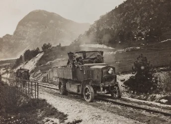 Álbum "Meine weltkriegs - Erinnerungen South-West Front (Caríntia, Itália, Tirol do Sul) (My world war - memories of the South-Western Front in Carinthia, Italy, Trentino-Alto Adige) 31/03/1915-12/11/1918 - Josef Zohles Wien ": veículos militares ao longo 