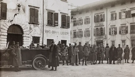 Álbum "Meine weltkriegs - Erinnerungen South-West Front (Caríntia, Itália, Tirol do Sul) (My world war - memories of the South-Western Front in Carinthia, Italy, Trentino-Alto Adige) 31/03/1915-12/11/1918 - Josef Zohles Wien ": soldados em Tolmezzo (p/b p