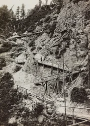 Álbum "Meine weltkriegs - Erinnerungen South-West Front (Caríntia, Itália, Tirol do Sul) (My world war - memories of the South-Western Front in Carinthia, Italy, Trentino-Alto Adige) 31/03/1915-12/11/1918 - Josef Zohles Wien ": passarelas de madeira para a