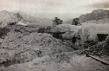 Álbum "Meine weltkriegs - Erinnerungen South-West Front (Caríntia, Itália, Tirol do Sul) (My world war - memories of the South-Western Front in Carinthia, Italy, Trentino-Alto Adige) 31/03/1915-12/11/1918 - Josef Zohles Wien ": trincheiras na neve do