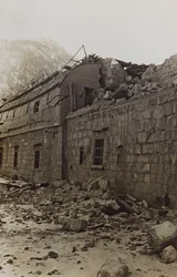 Álbum "Meine weltkriegs - Erinnerungen South-West Front (Caríntia, Itália, Tirol do Sul) (My world war - memories of the South-Western Front in Carinthia, Italy, Trentino-Alto Adige) 31/03/1915-12/11/1918 - Josef Zohles Wien ": escombros de uma fábrica (p/