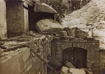 Álbum "Meine weltkriegs - Erinnerungen South-West Front (Caríntia, Itália, Tirol do Sul) (My world war - memories of the South-Western Front in Carinthia, Italy, Trentino-Alto Adige) 31/03/1915-12/11/1918 - Josef Zohles Wien ": escombros de uma fábrica (p/