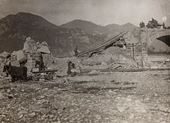 Álbum "Meine weltkriegs - Erinnerungen South-West Front (Caríntia, Itália, Tirol do Sul) (My world war - memories of the South-Western Front in Carinthia, Italy, Trentino-Alto Adige) 31/03/1915-12/11/1918 - Josef Zohles Wien ": escombros de uma ponte sobre