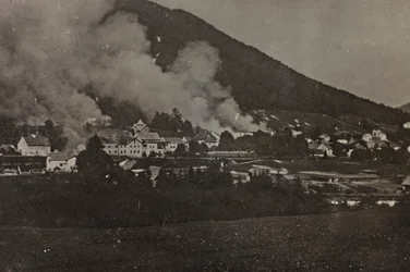 Álbum "Meine weltkriegs - Erinnerungen South-West Front (Caríntia, Itália, Tirol do Sul) (My world war - memories of the South-Western Front in Carinthia, Italy, Trentino-Alto Adige) 31/03/1915-12/11/1918 - Josef Zohles Wien ": bombardeamentos em Tarvisio 