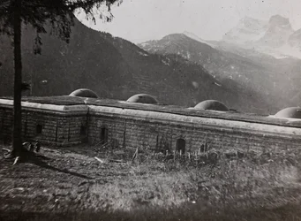 Álbum "Meine weltkriegs - Erinnerungen South-West Front (Caríntia, Itália, Tirol do Sul) (My world war - memories of the South-Western Front in Carinthia, Italy, Trentino-Alto Adige) 31/03/1915-12/11/1918 - Josef Zohles Wien ": uma fortaleza italiana (p/b 