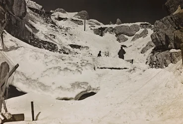 Álbum "Meine weltkriegs - Erinnerungen South-West Front (Caríntia, Itália, Tirol do Sul) (My world war - memories of the South-Western Front in Carinthia, Italy, Trentino-Alto Adige) 31/03/1915-12/11/1918 - Josef Zohles Wien ": soldados na neve (p/b p