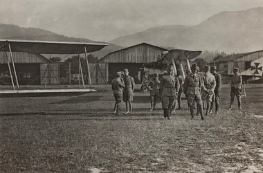 Álbum "Meine weltkriegs - Erinnerungen the South-West Front (Carinthia, Italien, South Tyrol) (My world war - memories of the South-Western Front in Carinthia, Italy, Trentino Alto Adige) 31 / III / 1915-12 / XI / 1918 - Josef Zohles Wien ": aeródromo (p/b
