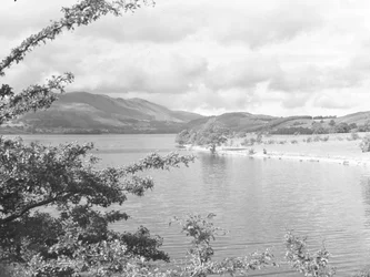 Uma vista sobre Crummock Water com as montanhas ao fundo