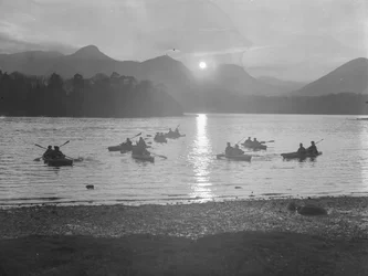 Uma vista das pessoas que praticam canoagem em Derwentwater ao nascer ou ao pôr do sol