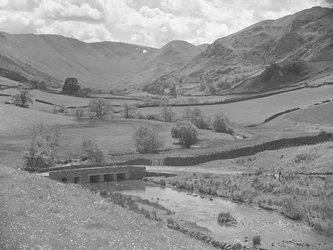 Ponte sobre um rio rodeado de montanhas em Martindale