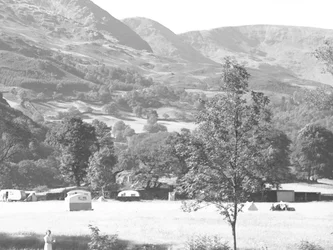 Caravanas estacionadas no fundo das colinas, Rydal