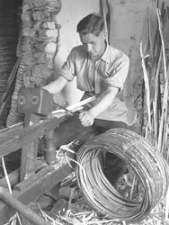 Fabricante de arcos utilizando uma faca de desenho para fazer arcos