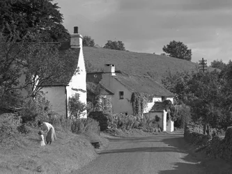 Estrada de Lyth Valley para sul com casas de campo em Winster