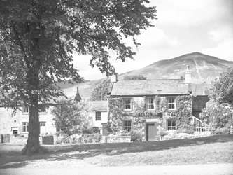 O Stag Inn é o edifício no centro da imagem com casas de cada lado