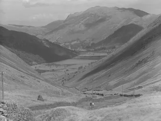 Vista para baixo "The Struggle" em direção a Ableside a partir do topo do Kirkstone Pass