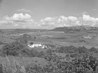 Vista de um edifício num terreno agrícola