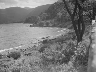 Vista da margem do lago e das montanhas ao fundo