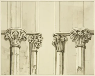 Quatro capitais perto da porta da sacristia de St Mark