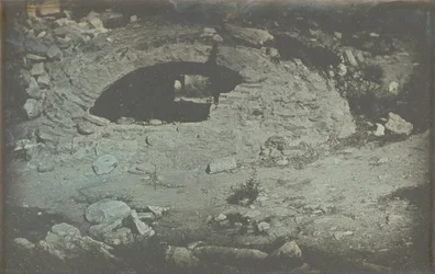 Athènes. T.[emple] de Min.[erve] Poliade (1er plans) / [Abertura da cisterna ao pé do Erecteion, Acrópole, Atenas].