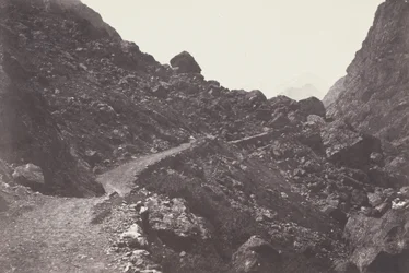 Saint-Sauveur. Sentier du chaos conduisant à Gavarnie (Saint-Sauveur. O caminho do caos que conduz a Gavarnie),1853 (foto)