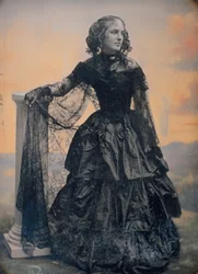Mulher com vestido de tafetá preto e xaile de renda, c. 1850